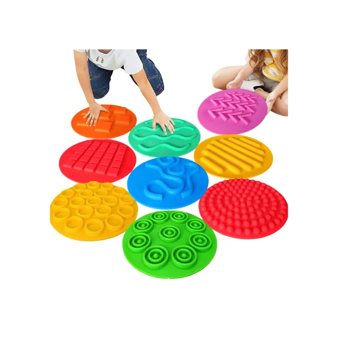 Rozłożony zestaw 20 silikonowych plansz sensorycznych na podłodze