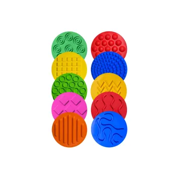 Dziecko bawiące się silikonową ścieżką sensoryczną z różnymi wzorami