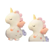 Biały pluszowy jednorożec z tęczowymi akcentami o wysokości 50 cm