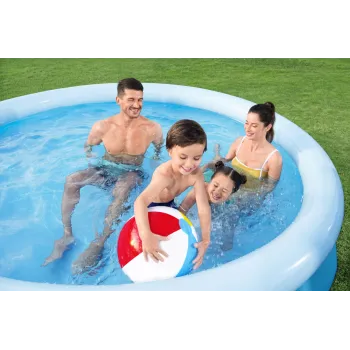 Widok na basen ogrodowy Bestway 57458 wśród zieleni