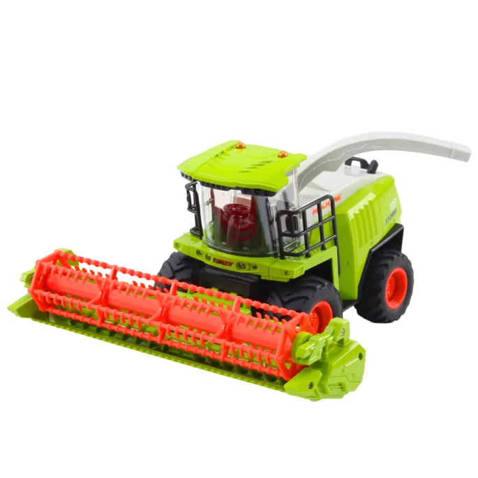 Zabawka RC kombajn z ruchomym hederem podczas pracy na dywanie