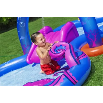 Dzieci bawiące się na dmuchanej zjeżdżalni wodnej Podwodny Świat