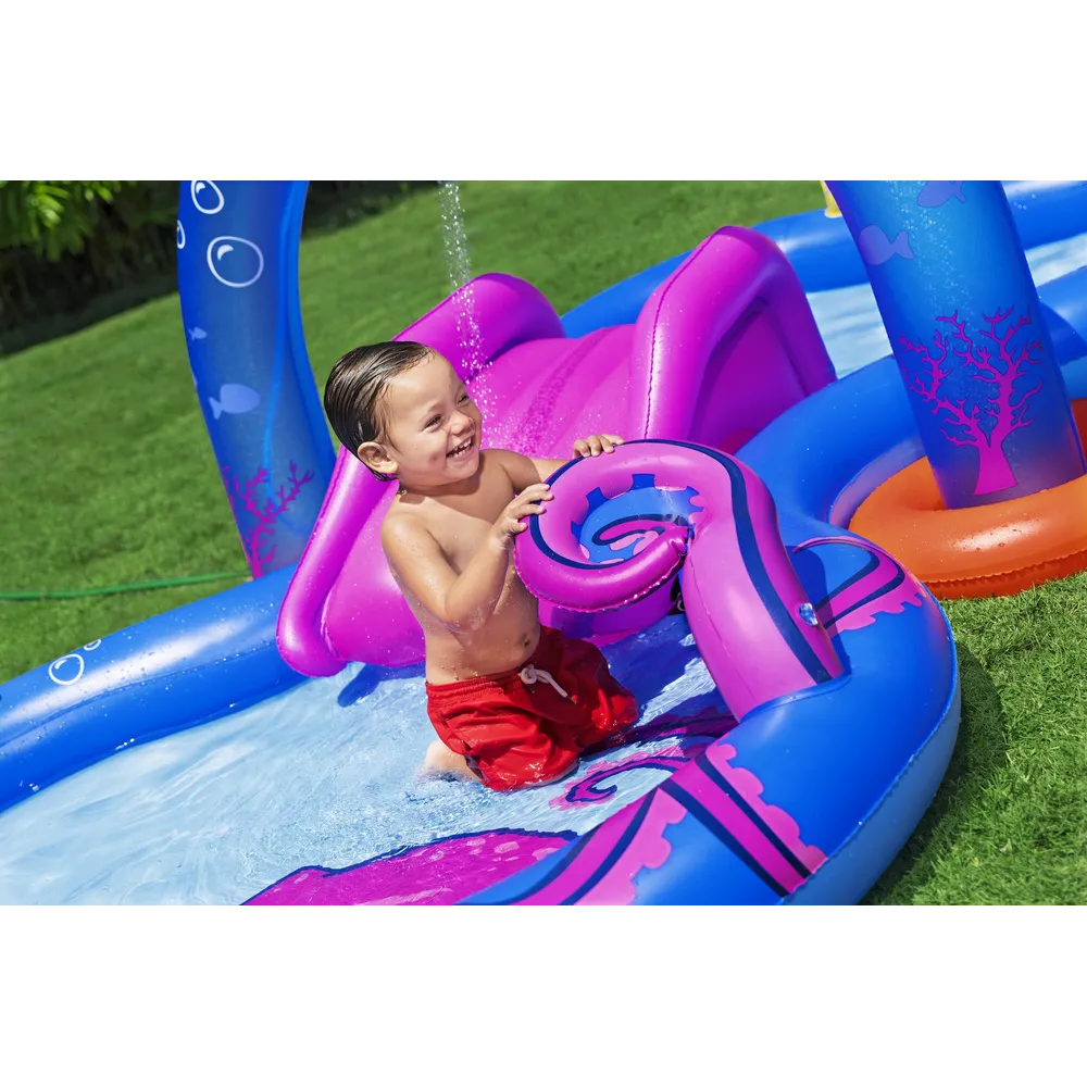 Dzieci bawiące się na dmuchanej zjeżdżalni wodnej Podwodny Świat