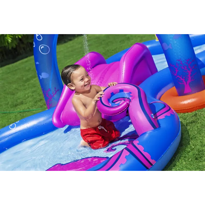 Dzieci bawiące się na dmuchanej zjeżdżalni wodnej Podwodny Świat