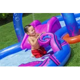 Dzieci bawiące się na dmuchanej zjeżdżalni wodnej Podwodny Świat