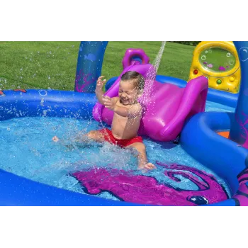 Bezpieczny basen z miękkimi ściankami i akcesoriami wodnymi