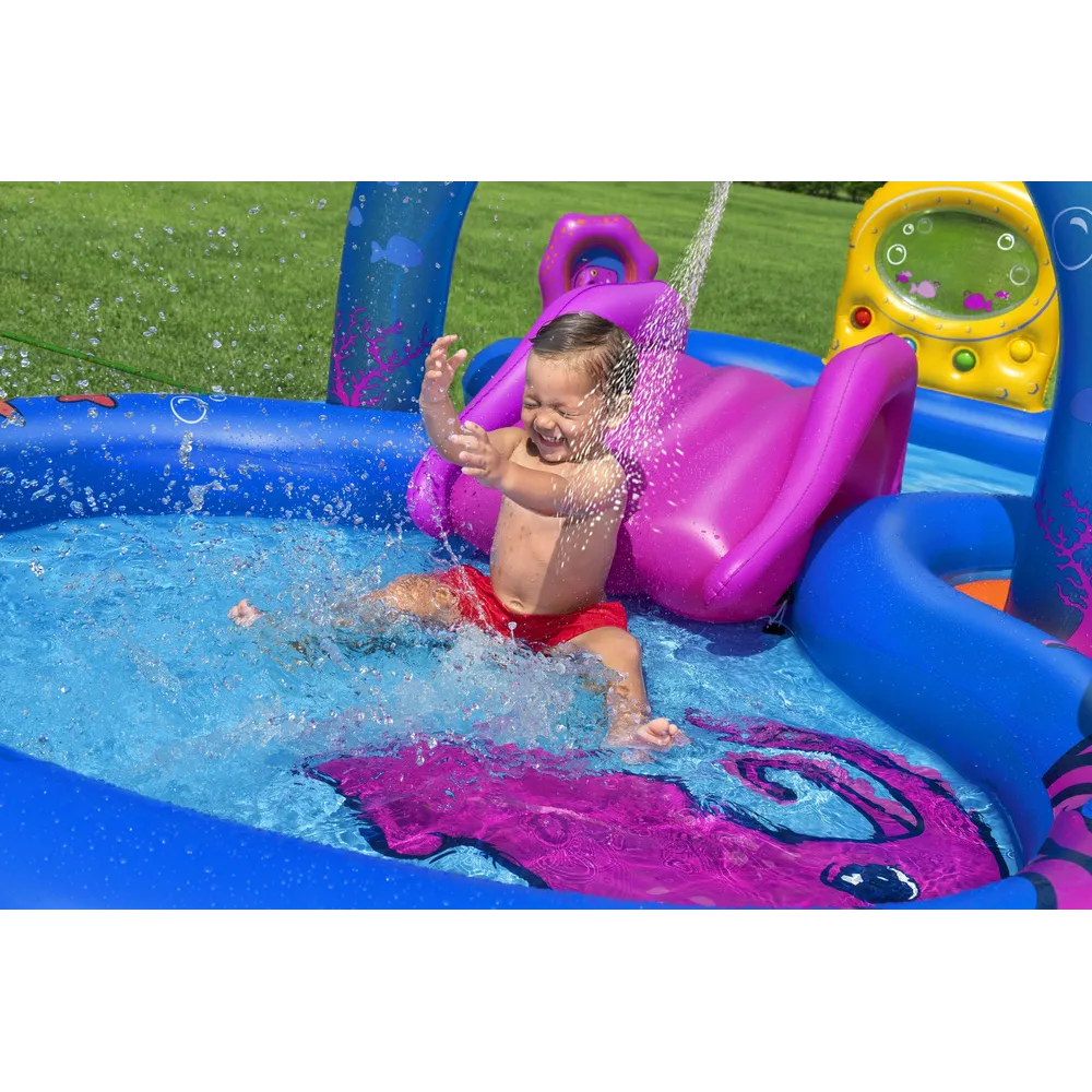 Bezpieczny basen z miękkimi ściankami i akcesoriami wodnymi