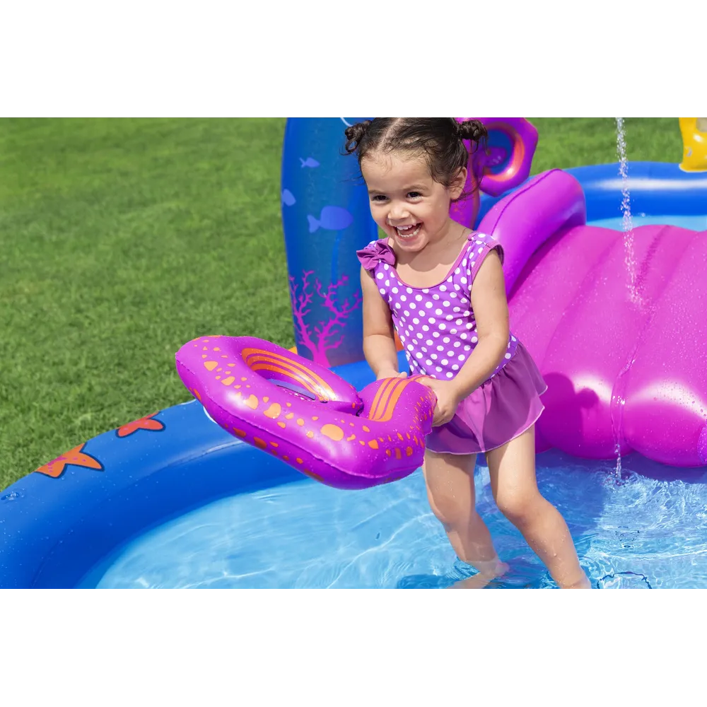 Maluchy podczas zabawy w ogrodzie na placu zabaw Podwodny Świat