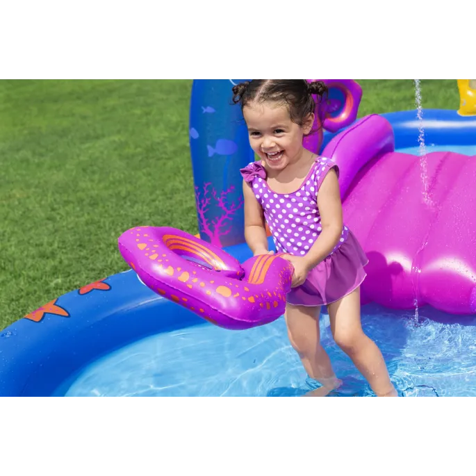 Maluchy podczas zabawy w ogrodzie na placu zabaw Podwodny Świat