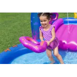 Maluchy podczas zabawy w ogrodzie na placu zabaw Podwodny Świat