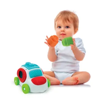 Dziecko bawiące się autkiem Clemmy i sorterem klocków