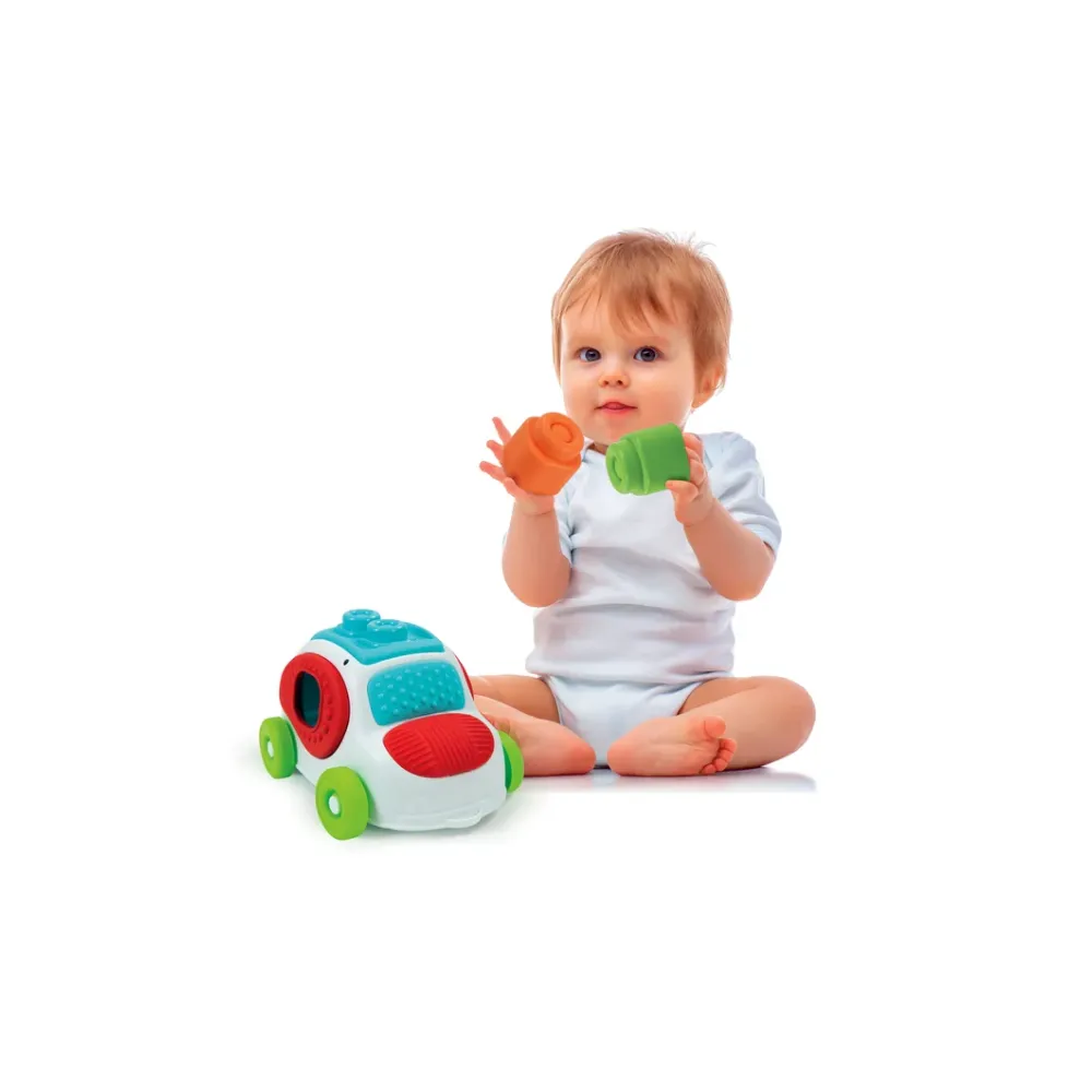 Dziecko bawiące się autkiem Clemmy i sorterem klocków