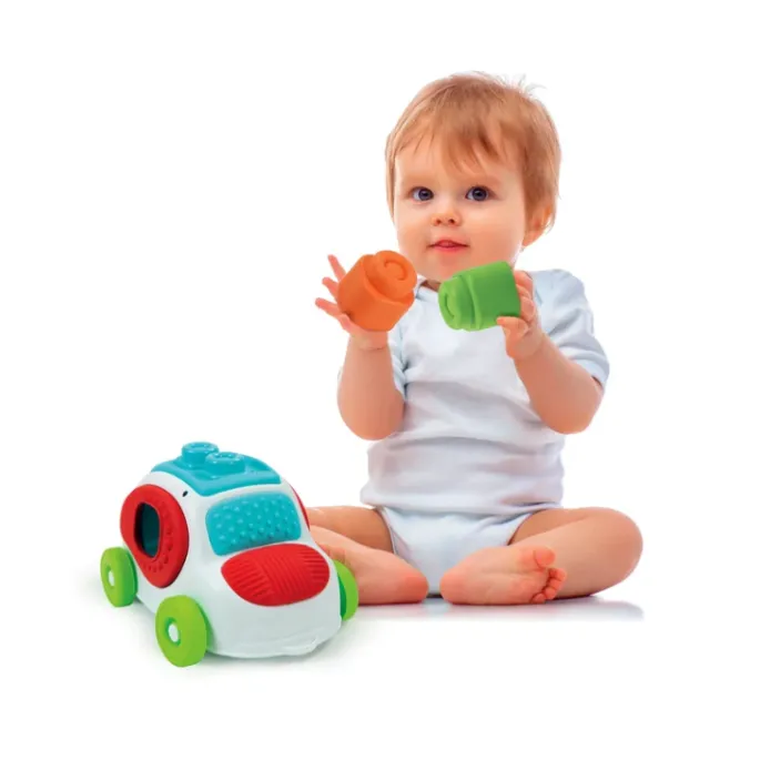 Dziecko bawiące się autkiem Clemmy i sorterem klocków