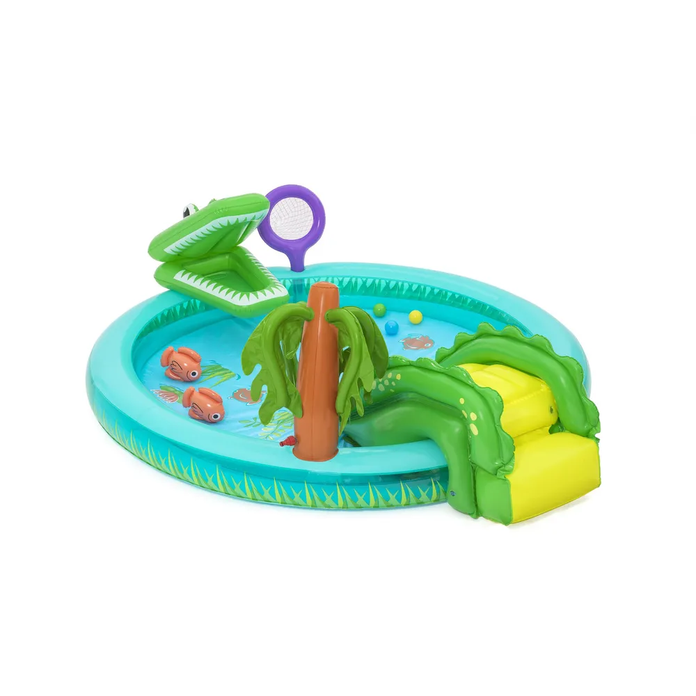 Montaż dmuchanego placu zabaw krokodyl w ogrodzie dziecka