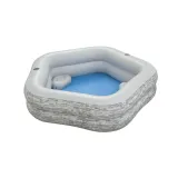 Widok na basen Bestway w ogrodzie w słoneczny dzień