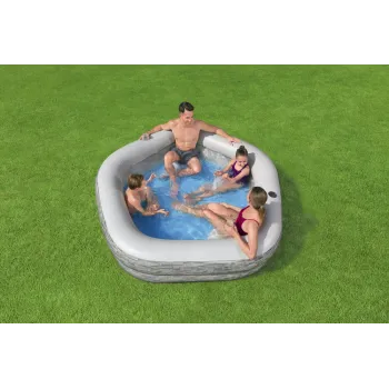 Nowoczesny basen rodzinny z wygodnymi siedziskami do relaksu