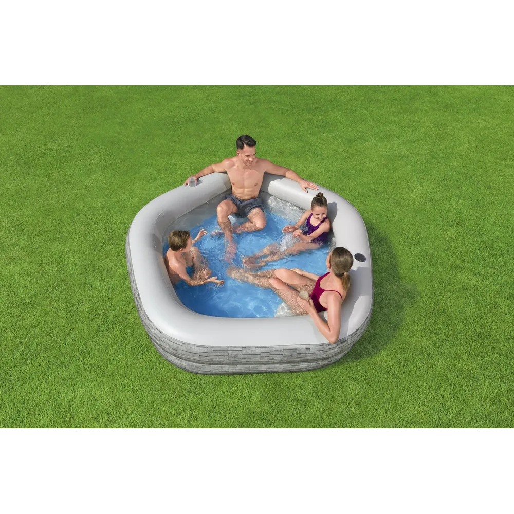 Nowoczesny basen rodzinny z wygodnymi siedziskami do relaksu