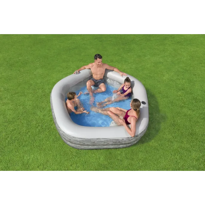 Nowoczesny basen rodzinny z wygodnymi siedziskami do relaksu