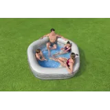 Nowoczesny basen rodzinny z wygodnymi siedziskami do relaksu