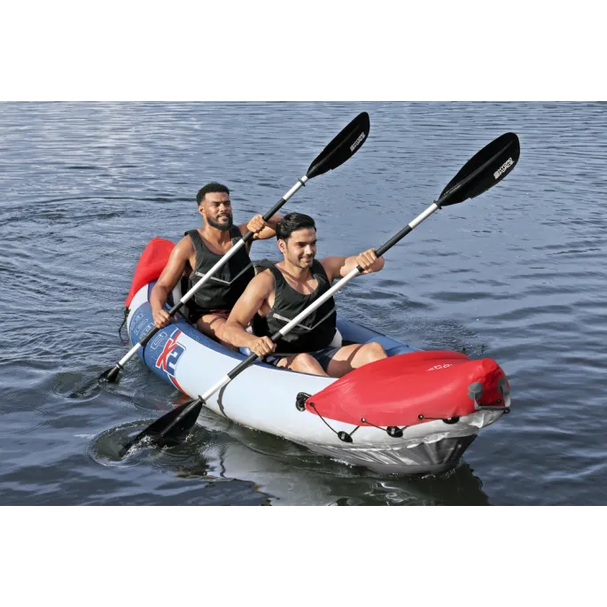 Kajak dwuosobowy z miękkimi oparciami na tle spokojnej tafli wody