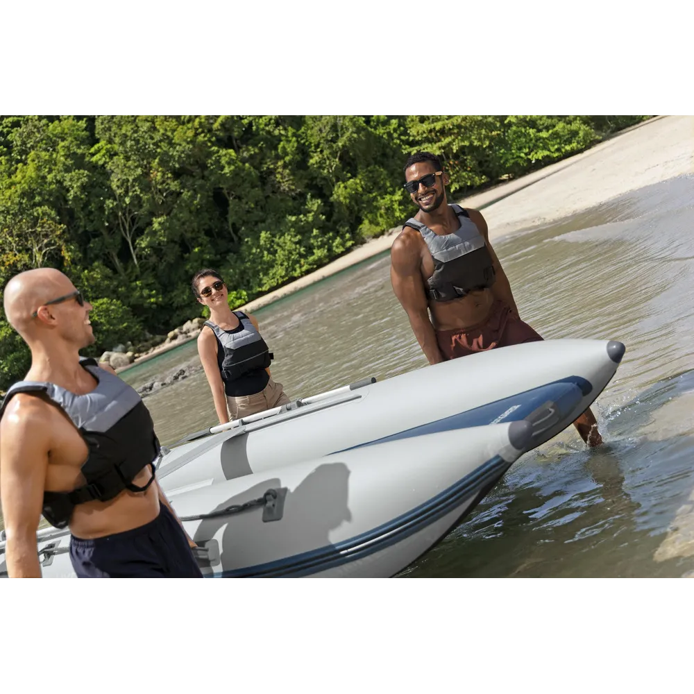 Wiosła i pompka obok złożonego pontonu Bestway 65185