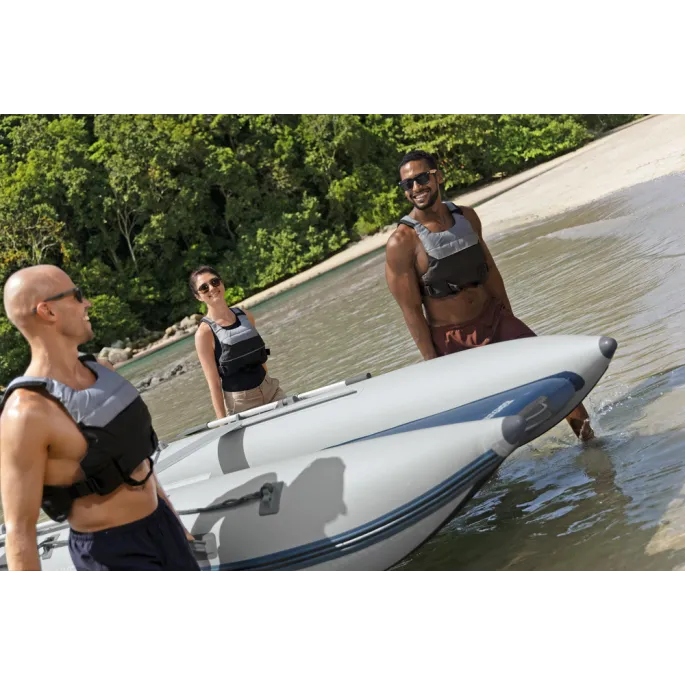 Wiosła i pompka obok złożonego pontonu Bestway 65185