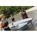 Wiosła i pompka obok złożonego pontonu Bestway 65185