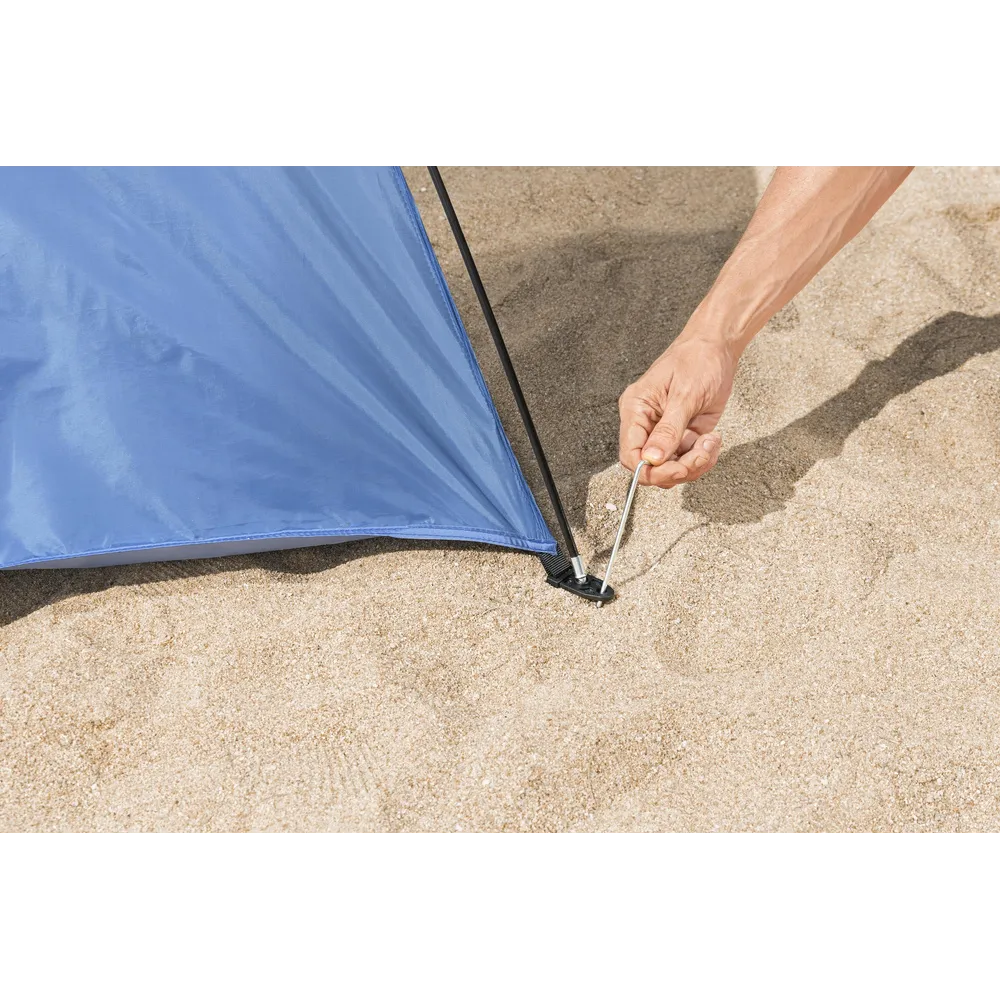 Namiot Bestway 68105 z ochroną UV ustawiony na trawie podczas pikniku