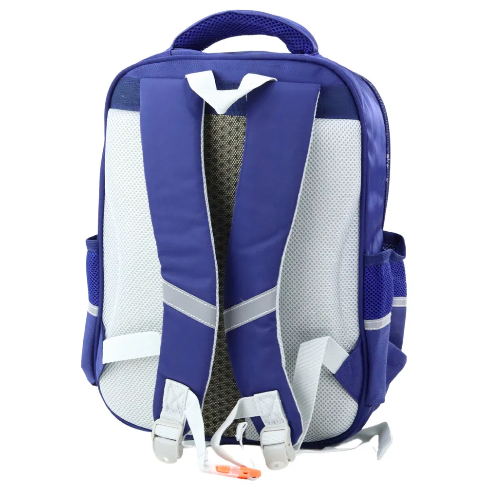 Granatowy plecak szkolny z naszywkami dinozaurów na białym tle