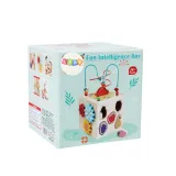 Zbliżenie na kolorową drewnianą kostkę edukacyjną z elementami sortera