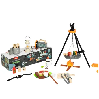 Kolorowe elementy drewnianego zestawu dla małego odkrywcy biwakowania