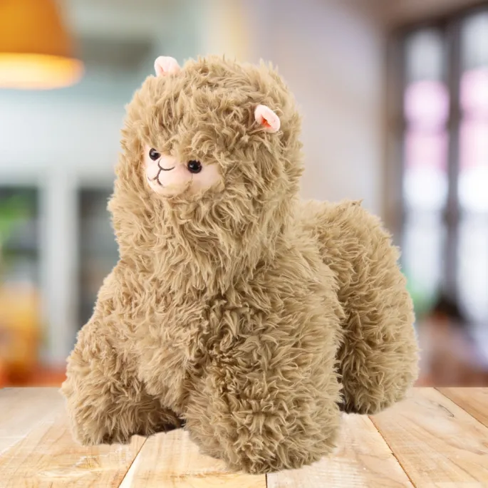 Miękka przytulanka lama beżowa w dekoracyjnym wnętrzu na sofie