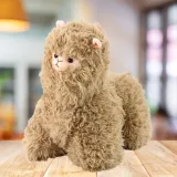 Miękka przytulanka lama beżowa w dekoracyjnym wnętrzu na sofie