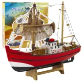 Czerwony drewniany model kutra rybackiego na ekspozycyjnej podstawce