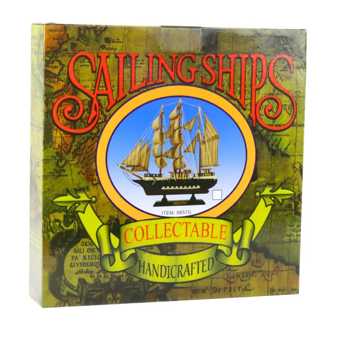 Widok boku biało-niebieskiego statku żaglowca na ekspozycyjnej półce