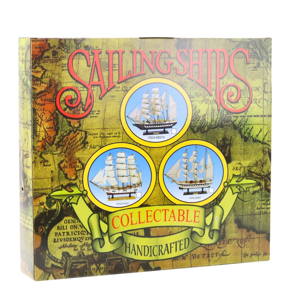 Elegancki model fregaty w opakowaniu prezentowym na biurku