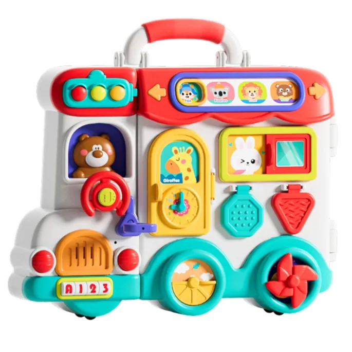 Rozłożona plansza edukacyjna z sorterem kształtów i pianinkiem na tle pokoju