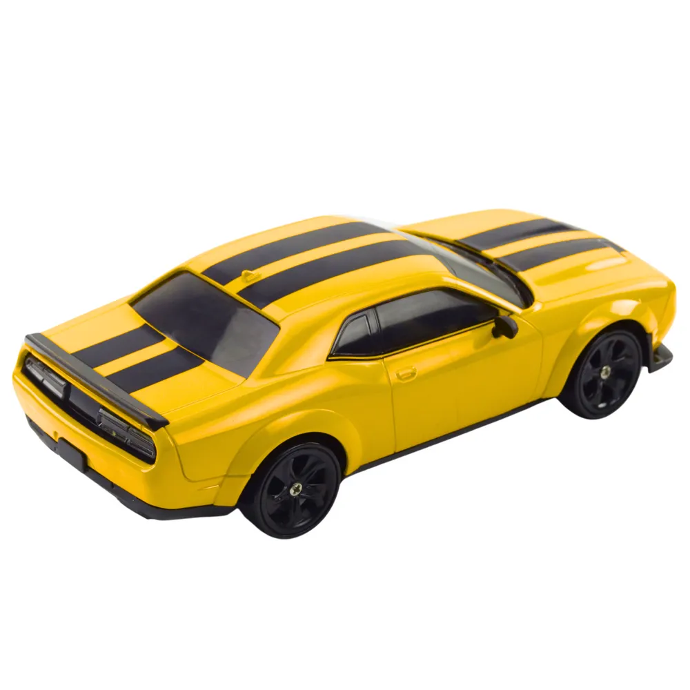 Widok na pilot sterujący oraz samochód driftowy RC żółty