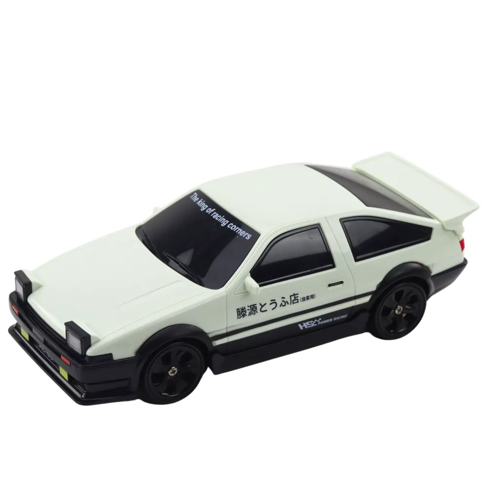 Zdalnie sterowany samochód sportowy RC do driftu prezentowany w dynamicznym ujęciu