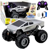 Srebrne auto terenowe RC Off-Road 1:16 na dużych kołach podczas jazdy