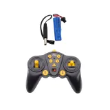 Detal dużych gumowych kół w wywrotce RC dla dzieci