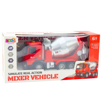 Betoniarka budowlana RC podczas jazdy po placu zabaw