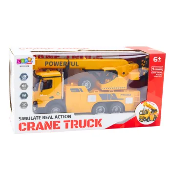 Zabawka zdalnie sterowana dźwig RC podczas zabawy na zewnątrz