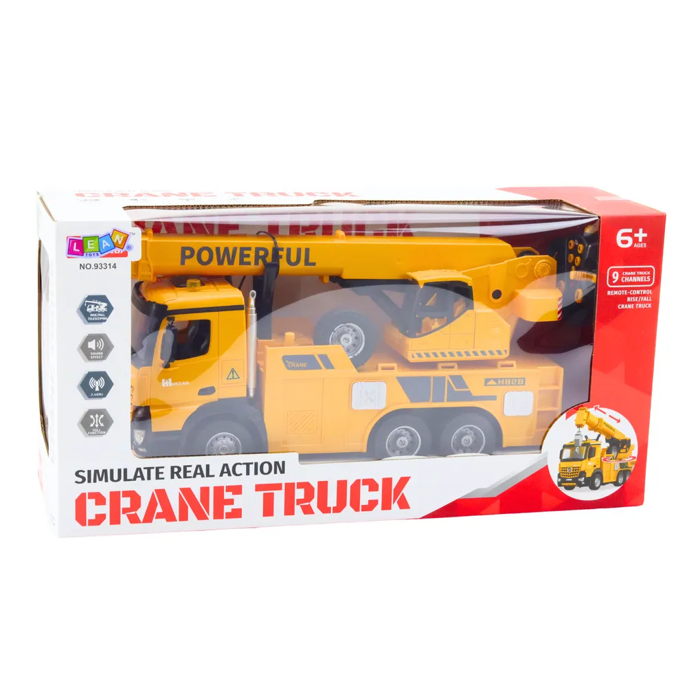 Zabawka zdalnie sterowana dźwig RC podczas zabawy na zewnątrz