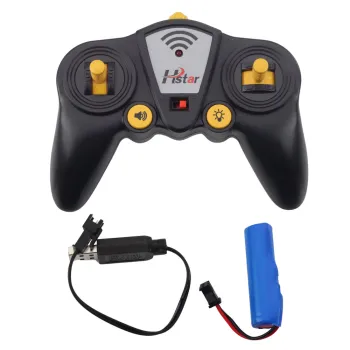 Zestaw zabawkowy: ciężarówka RC, pilot i akumulator na białym tle