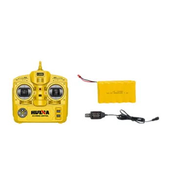 Model wózka widłowego RC Huina podczas zabawy na magazynie