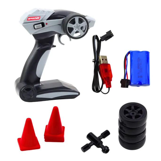 Samochód RC do driftu podczas jazdy na torze z pachołkami