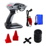 Samochód RC do driftu podczas jazdy na torze z pachołkami