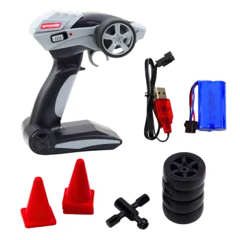 Samochód wyścigowy RC ze zmiennymi oponami i pilotem obok