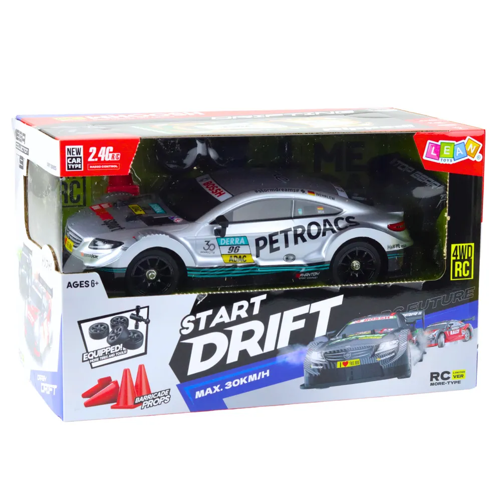 Sportowy srebrny model RC podczas jazdy driftingowej na zakręcie